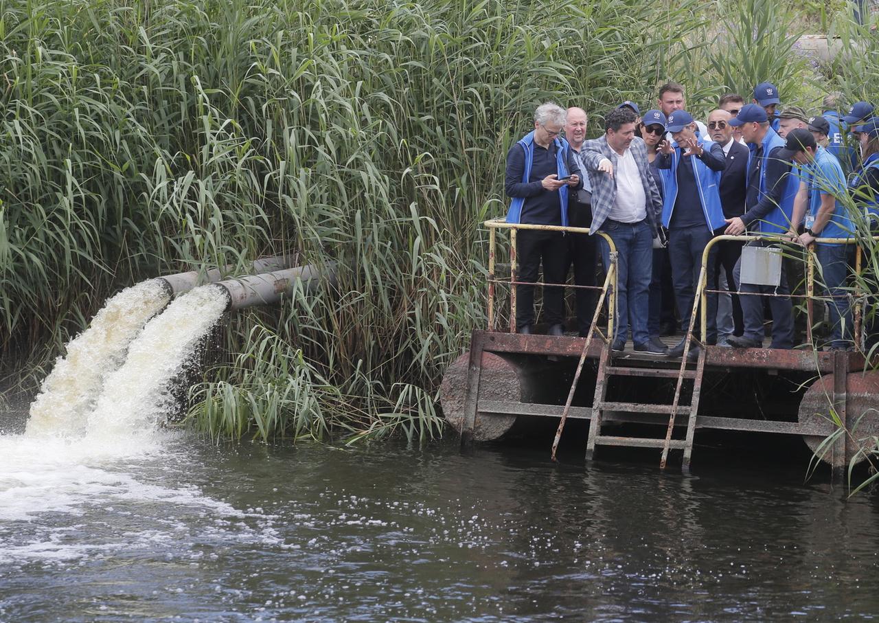 Le chef de l'Agence internationale pour l'énergie atomique (AIEA), Rafael Grossi, a pu visiter le bassin de refroidissement de la centrale de Zaporijjia. [Keystone - Sergei Ilnitsky - EPA]