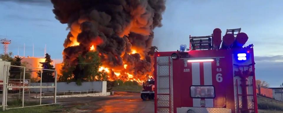 Un important incendie s'est déclaré dans un dépôt de pétrole à Sébastopol en Crimée, le 29 avril 2023. [AP/ Keystone - Mikhail Razvozhaev]