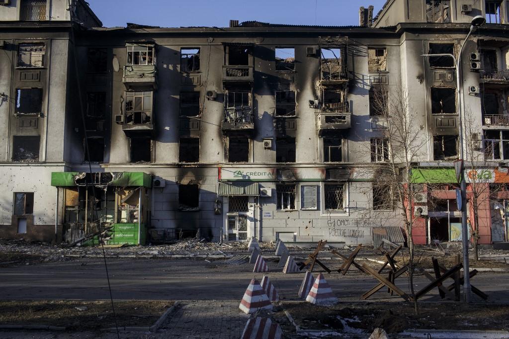 Le chef du groupe paramilitaire Wagner évoque une boucherie à Bakhmout. Ici, une image datée du 10 février qui montre un immeuble endommagé par un bombardement russe sur la ville. [AFP - Marek M. Berezowski / Anadolu Agency]