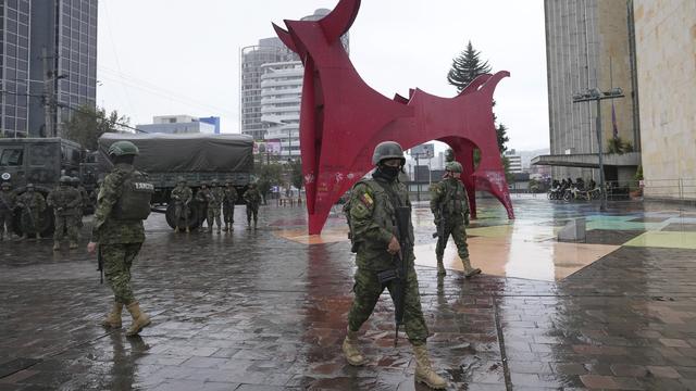 Des soldats gardent la zone de la télévision équatorienne avant le débat présidentiel, le 13 août, à Quito. [Keystone - Dolores Ochoa/AP Photo]