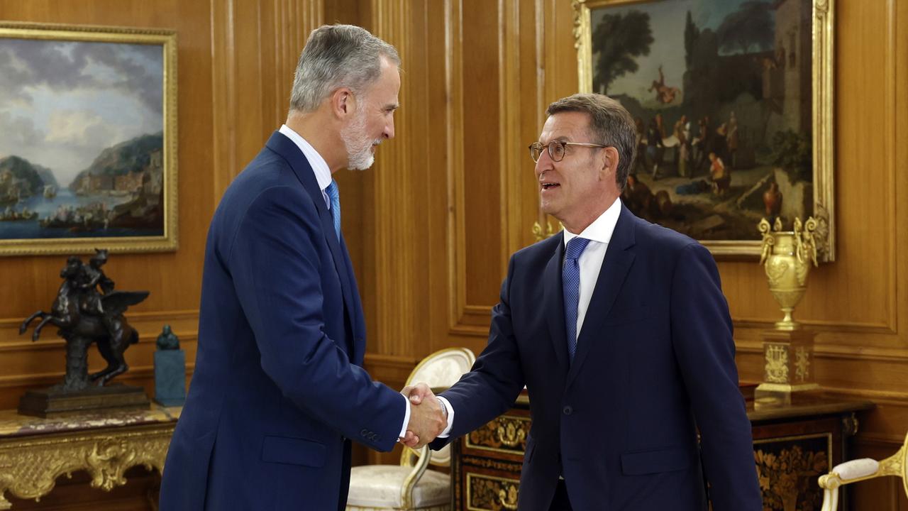 Le roi d'Espagne Felipe VI (g.) accueille Alberto Núñez Feijóo, leader du Parti populaire (PP, droite) au palais de la Zarzuela à Madrid. [Keystone/EPA/Pool - Sebastian Mariscal Martinez]