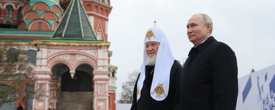 Le président russe Vladimir Poutine et le Patriarche orthodoxe russe Cyrille de Moscou et de toute les Russies lors d'un fête nationaliste russe d'origine tsariste, le 4 novembre 2023. [Keystone/EPA - Gavriil Grigorov/Kremlin]