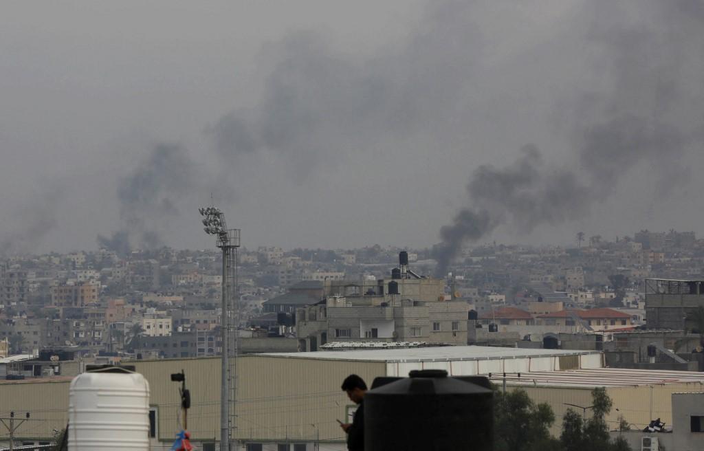 De la fumée s'élève après les attaques israéliennes sur la ville de Khan Yunis, Gaza, le 17 décembre 2023. [ANADOLU VIA AFP - ASHRAF AMRA]