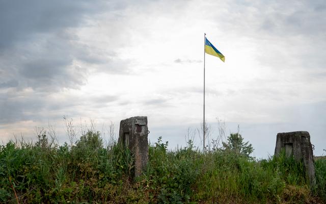 Un drapeau ukrainien hissé sur un mat (image d'illustration). [AFP - Yevhen Lubimov]