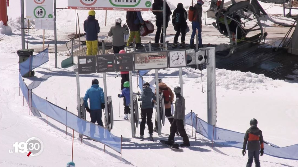 Les pistes étaient encore bien enneigées et surtout inondées de soleil durant le dimanche de Pâques. [RTS]