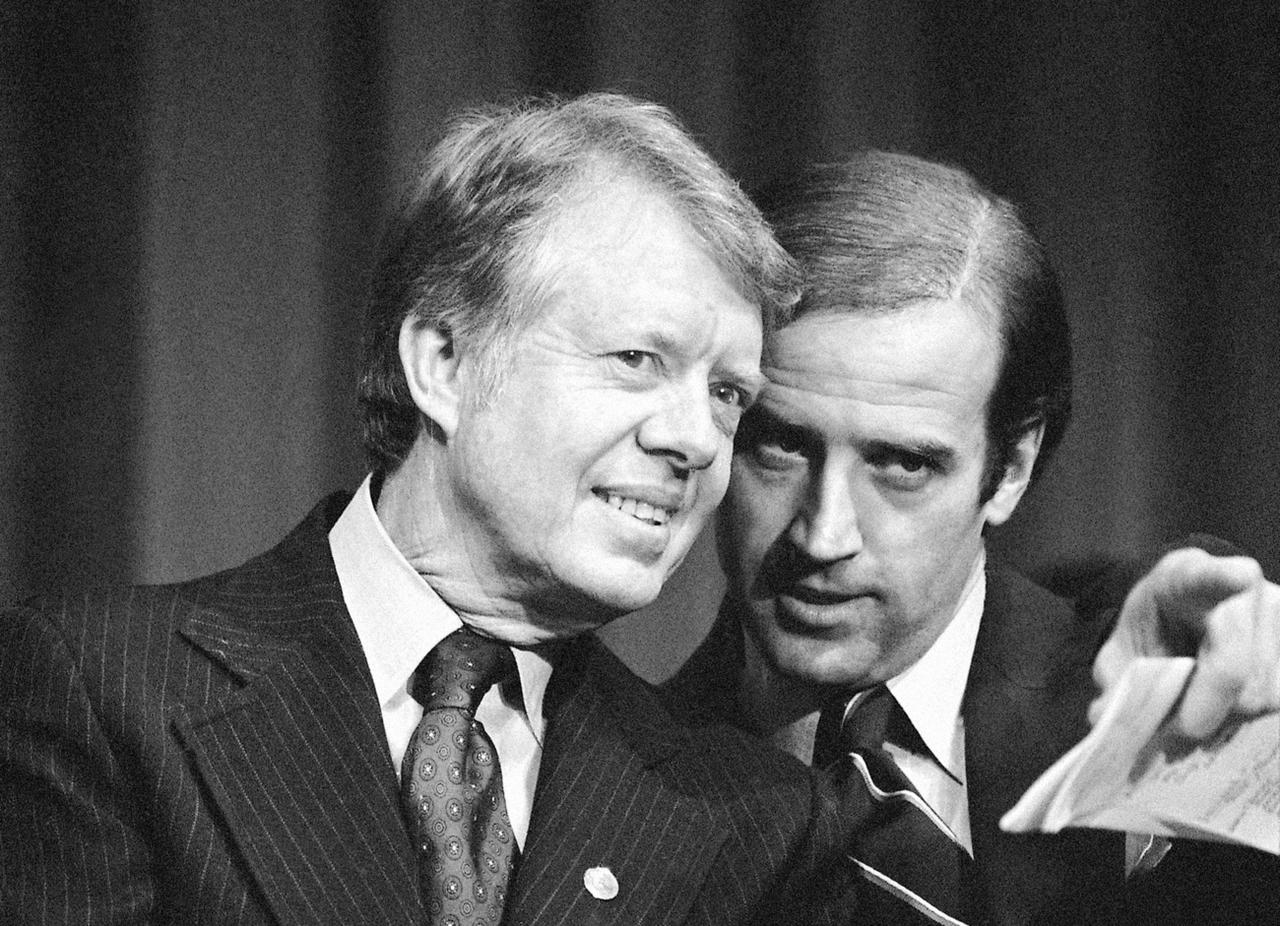 Le président Jimmy Carter écoute le sénateur Joe Biden, alors qu'ils attendent de prendre la parole lors d'une réception de collecte de fonds à l'Académie Padua à Wilmington, le 20 février 1978. [KEYSTONE - BARRY THUMMA]