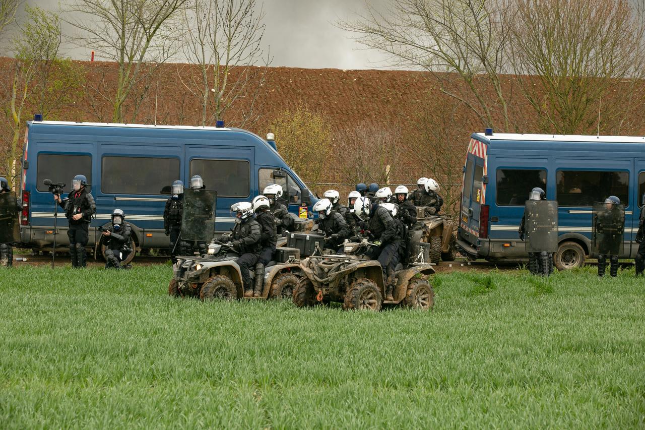 Les policiers ont utilisé des quads pour disperser les manifestants. [AFP - Thierry Olivier]