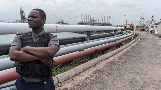 Les entreprises suisses de négoce de matières premières ont déjà été dénoncées pour avoir encouragé et profité de la corruption. Vitol, Trafigura, Addax & Oryx ont vendu des carburants très pollutants et toxiques pour la santé des personnes vivant en Afrique. [Keystone - Public Eye - Magnum - Carl De Keyzer]