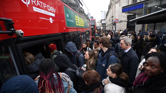 Des centaines de milliers de personnes, enseignants, conducteurs du métro londonien, médecins, fonctionnaires, sont en grève au Royaume-Uni. [EPA/Keystone - Andy Rain]