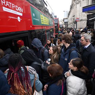 Des centaines de milliers de personnes, enseignants, conducteurs du métro londonien, médecins, fonctionnaires, sont en grève au Royaume-Uni. [EPA/Keystone - Andy Rain]