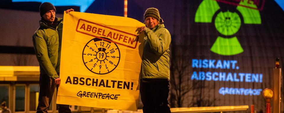 En mars 2023, des militants de Greenpeace avaient protesté contre l'énergie nucléaire devant la centrale nucléaire de Neckarwestheim. [keystone - Christoph Schmidt]