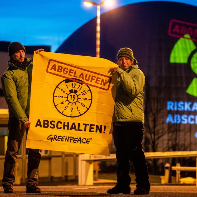 En mars 2023, des militants de Greenpeace avaient protesté contre l'énergie nucléaire devant la centrale nucléaire de Neckarwestheim. [keystone - Christoph Schmidt]