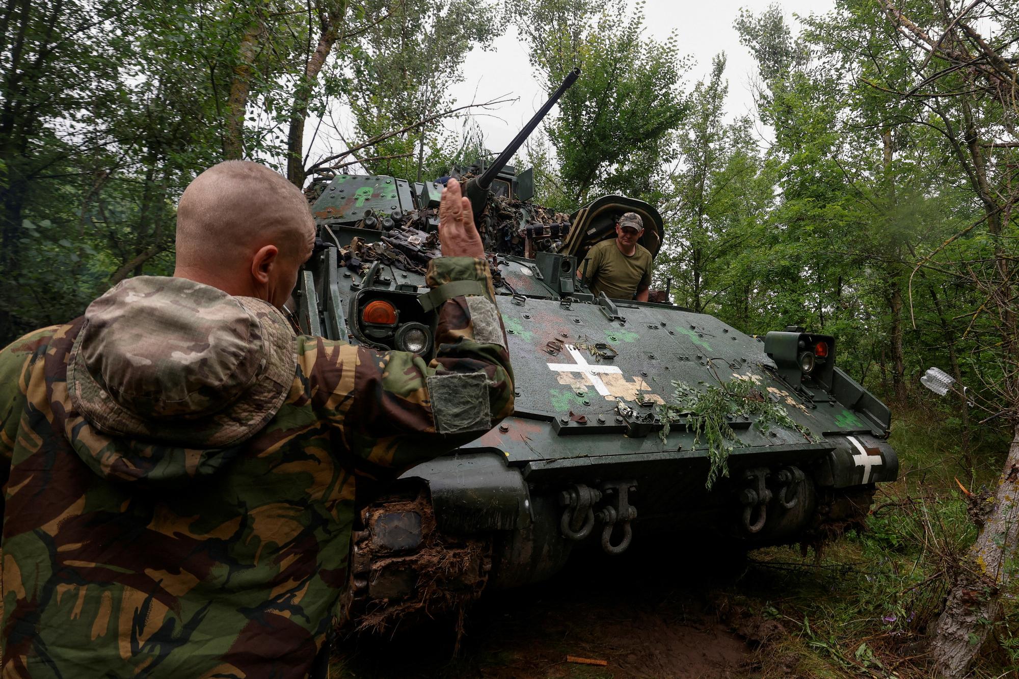 Des militaires ukrainiens de la 47e brigade mécanisée utilisent un véhicule de combat d'infanterie M2 Bradley près d'une ligne de front, dans la région de Zaporijjia (sud-est), le 26 juin 2023. [reuters - Serhii Nuzhnenko]