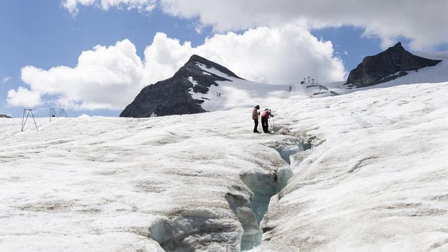 Le chantier sur le glacier du Théodule en vue de la Coupe du monde de ski interpelle. [Keystone - Dominic Steinmann]