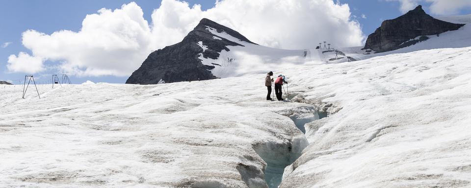 Le chantier sur le glacier du Théodule en vue de la Coupe du monde de ski interpelle. [Keystone - Dominic Steinmann]