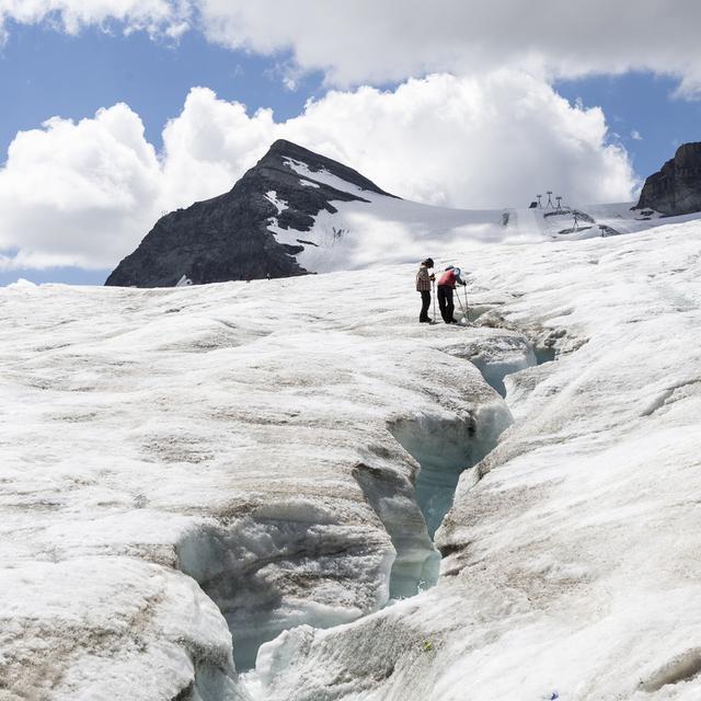 Le chantier sur le glacier du Théodule en vue de la Coupe du monde de ski interpelle. [Keystone - Dominic Steinmann]