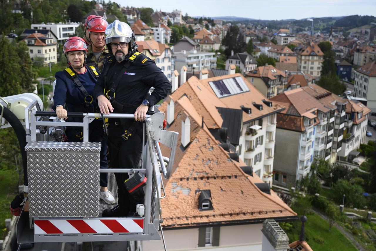 La conseillère fédérale Viola Amherd observe les dégâts de la tempête du 24 juillet avec Grégory Duc. [Keystone - Laurent Gilliéron]