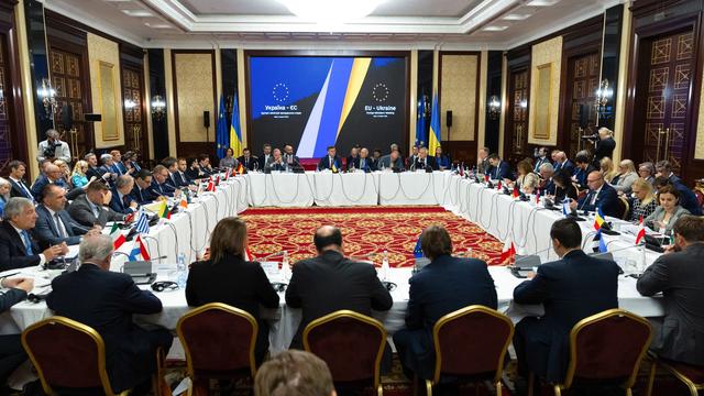 Les ministres des affaires étrangères de l’UE réunit à Kiev réaffirment leur soutien à l’Ukraine. [EPA/Keystone - Johanna Leguerre]