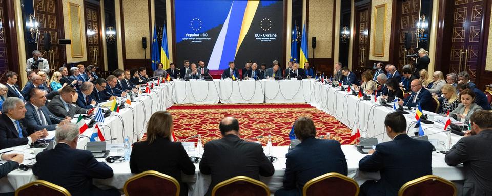 Les ministres des affaires étrangères de l’UE réunit à Kiev réaffirment leur soutien à l’Ukraine. [EPA/Keystone - Johanna Leguerre]