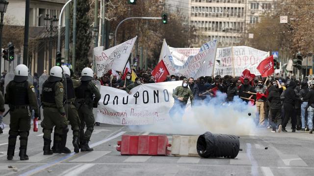 De violents heurts ont opposé dimanche policiers et manifestants en face du Parlement à Athènes. [Keystone - AP Photo/Yorgos Karahalis]