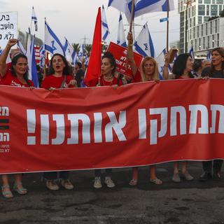 Des femmes manifestent contre la ségrégation de genre en Israël. [EPA/Keystone - ATEF SAFADI]