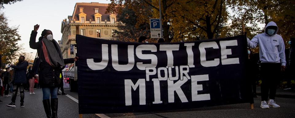 La famille soupçonne la technique d'immobilisation au sol d'être à l'origine de la mort de Mike Ben Peter. [Keystone - Jean-Christophe Bott]