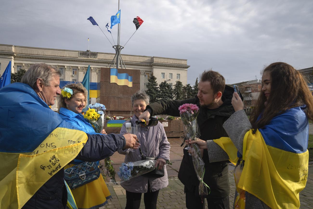 Des habitants de Kherson célèbrent le premier anniversaire de la libération de leur ville. [Keystone/AP Photo - Efrem Lukatsky]