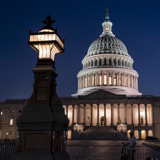 Le Capitole, symbole du Sénat des États-Unis, vu illuminé une nuit à Washington D. C. [Keystone/AP Photo - J. Scott Applewhite]