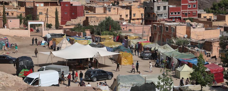 Des tentes improvisées dans le village de Moulay Brahim, à 70 kilomètres au sud de Marrakech. [Keystone/EPA - Tiago Petinga]