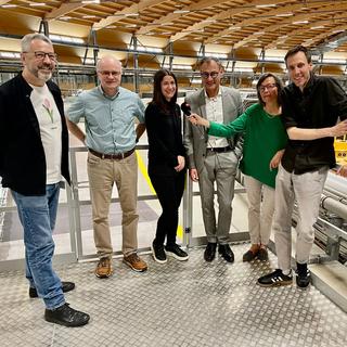 Visite de l'Institut Paul Scherrer. De gauche à droite: Stéphane Délétroz, Frédéric Vogel, Anne Bonnin, Luc Patthey, Sarah Dirren et Stéphane Gabioud. [RTS - CQFD]