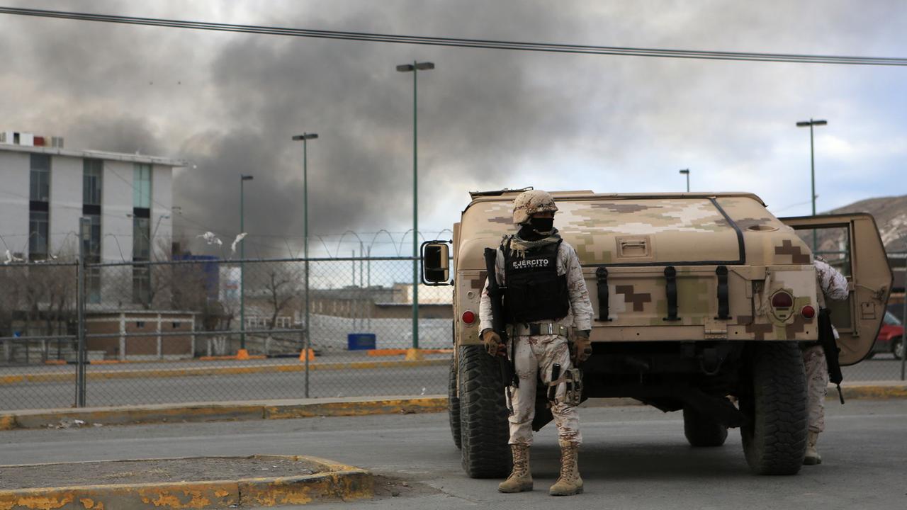 Un membre de l'armée mexicaine devant la prison de Ciudad Juarez après l'émeute. [EPA - Luis Torres]