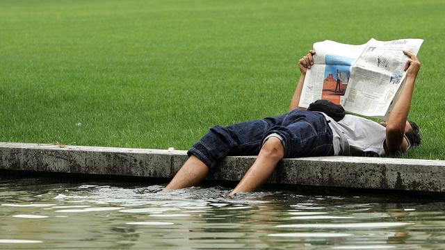 Les pieds dans l'eau [Keystone - Martial Trezzini]