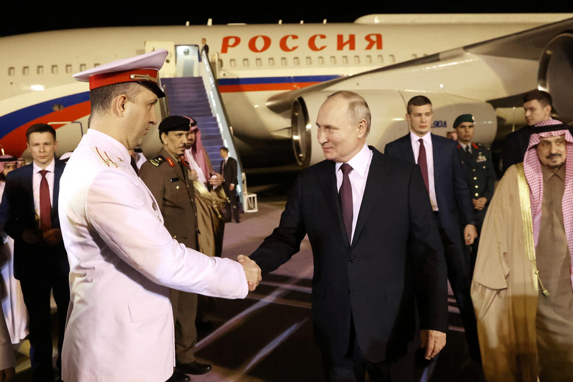 Vladimir Poutine à son arrivée en Arabie Saoudite mercredi. [Sputnik / Pool via reuters - Konstantin Zavrazhin]