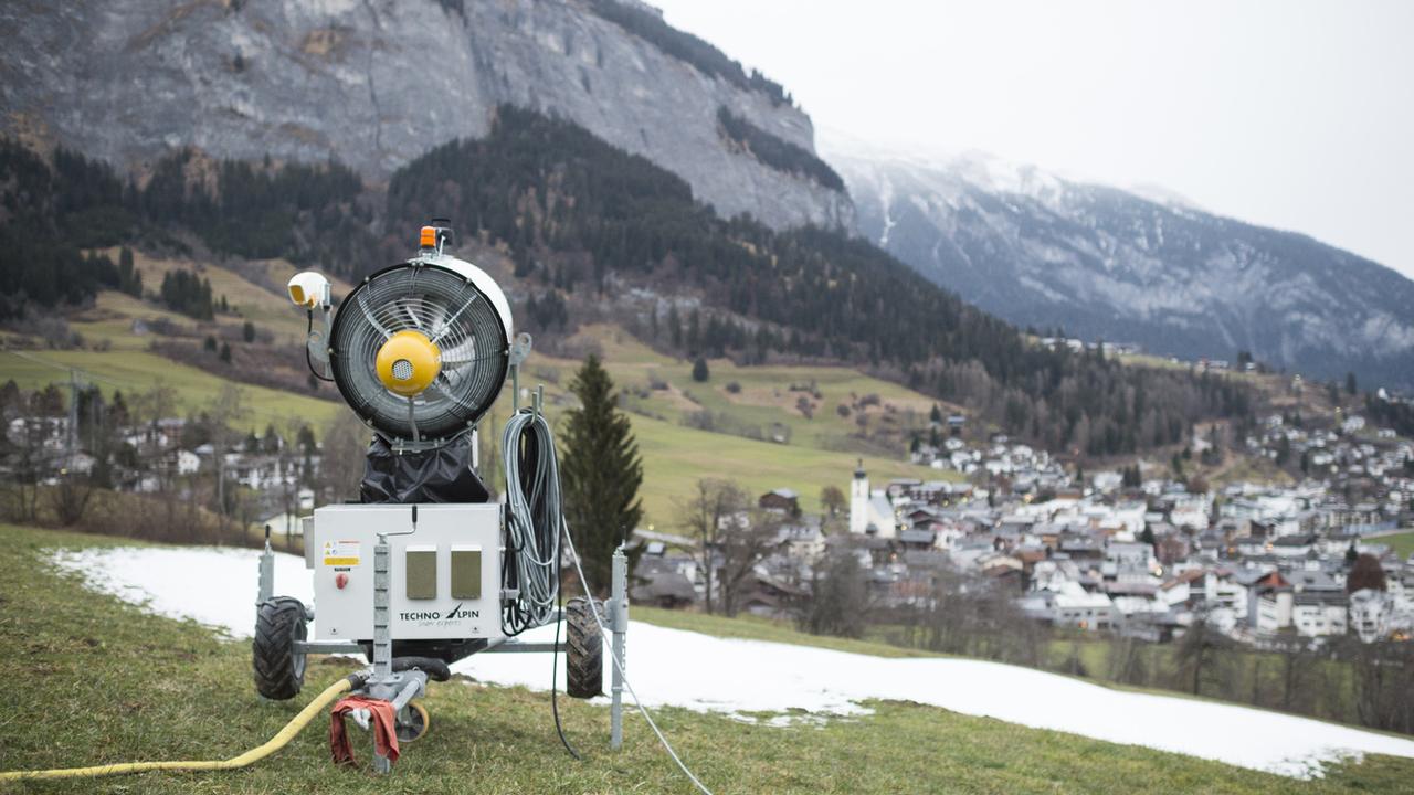 Un canon à neige sur l'herbe de Talabfahrt en Décembre 2014. [Keystone - Gian Ehrenzeller]