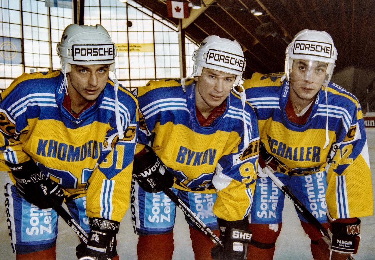De gauche à droite: Khomutov, Bykov et Schaller, sous le maillot du HC Davos lors de la Coupe Spengler en 1994. [Arno Balzarini]
