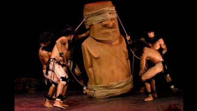 Un moaï en vedette aux Rencontres de folklore internationales de Fribourg. [Rencontres de folklore internationales de Fribourg]