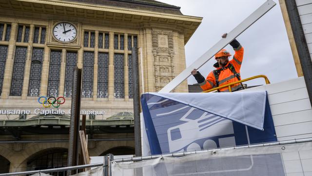 Les travaux devant la gare de Lausanne en novembre 2022. [Keystone - Jean-Christophe Bott]