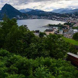 Une prolifération d'algues dans le bassin sud du lac de Lugano inquiète les autorités sanitaires. [Keystone]