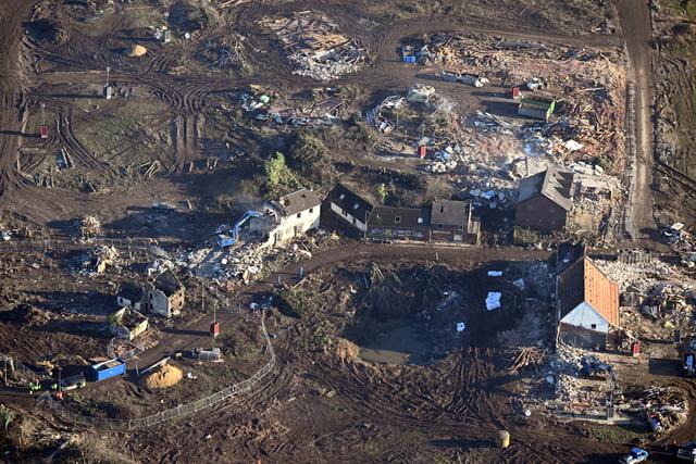 Des pelleteuses démolissent les dernières maisons du village de Lützerath. [Keystone - Federico Gambarini]