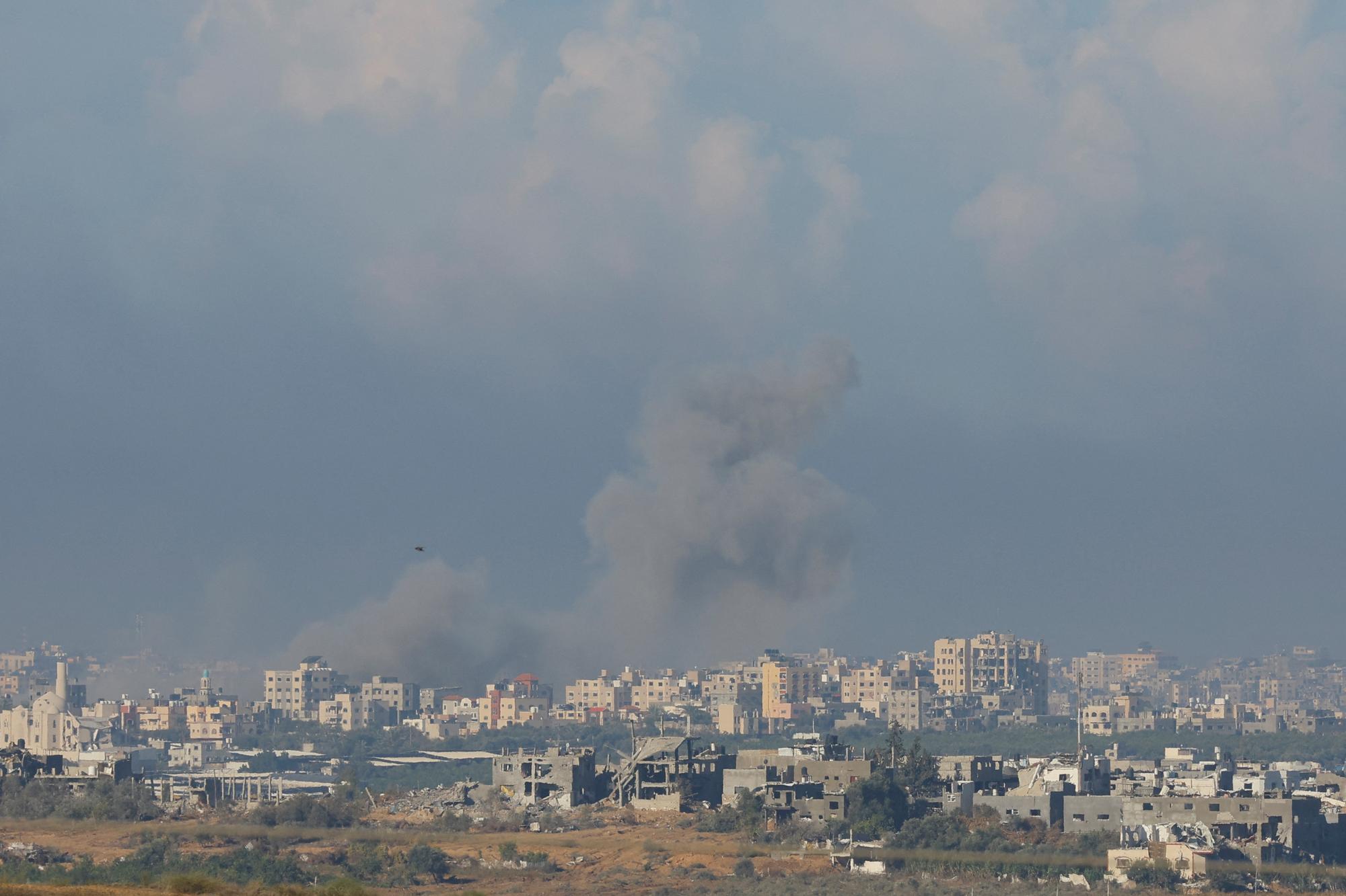 De la fumée et de la poussière s'élèvent après une explosion à Gaza, vue depuis le sud d'Israël, le 16 novembre 2023. [reuters - Alexander Ermochenko]