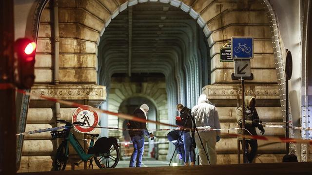 La police investigue les lieux après l'attaque au couteau à Paris. [Keystone - EPA/YOAN VALAT]