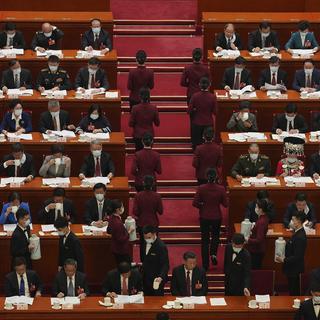 Des hôtesses servent du thé aux délégués du Congrès du Parti communiste chinois, le 5 mars 2023. [Keystone/AP Photo - Ng Han Guan]