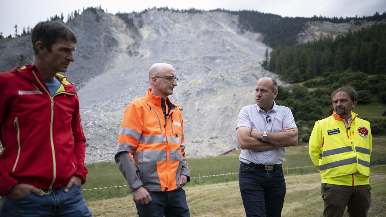 De gauche à droite: les géologues Andreas Huwiler et Stefan Schneider, le maire d'Albula Daniel Albertin et le porte-parole Christian Gartmann. [Keystone - Gian Ehrenzeller]