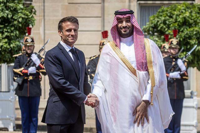 Le président Emmanuel Macron a accueilli en juin le prince héritier d'Arabie saoudite, Mohammed ben Salmane. [Keystone - EPA/Christophe Petit Tesson]