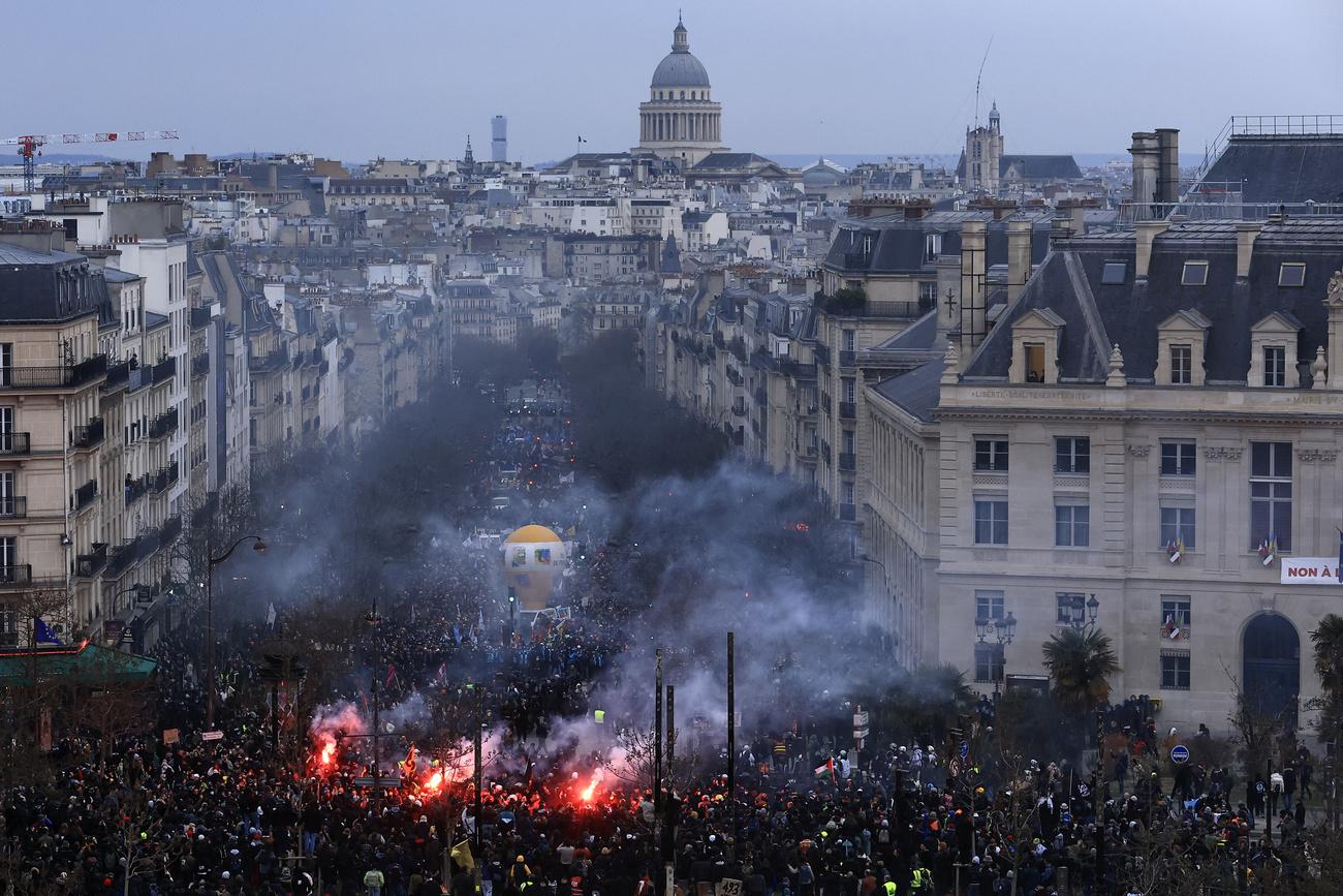 Entre 1,28 et 3,5 millions de personnes ont manifesté contre la réforme des retraites en France. [AP Photo - Aurélien Morissard]