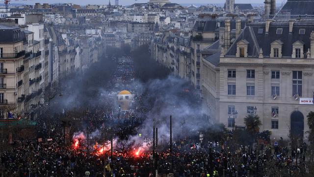 Entre 1,28 et 3,5 millions de personnes ont manifesté contre la réforme des retraites en France. [AP Photo - Aurélien Morissard]