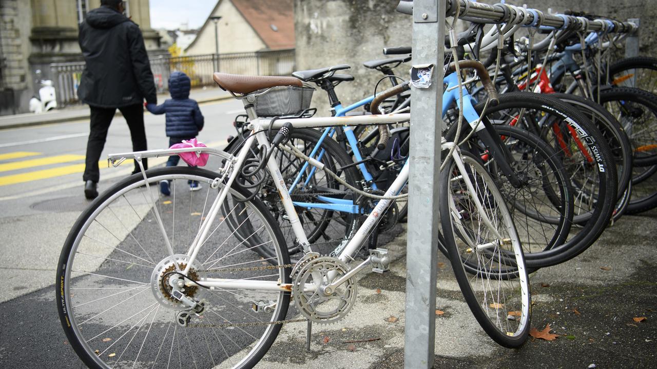 Des vélos stationnés dans la ville de Lausanne le 2 novembre 2021 (image d'illustration). [keystone - Laurent Gillieron]
