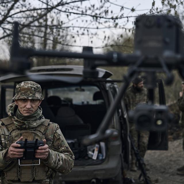 Un soldat ukrainien lance un drone près de Bakhmout, dans la région de Donetsk, en Ukraine, le dimanche 9 avril 2023 (image d'illustration). [Keystone - AP Photo/Libkos]