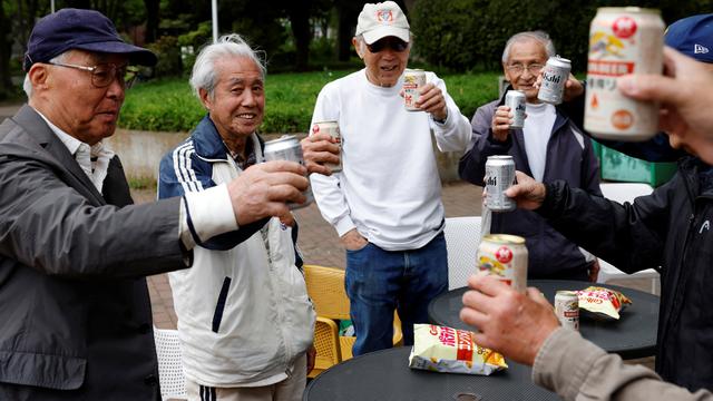 Des Japonais de 80 ans buvant des bières. [Reuters - Kim Kyung-Hoon]