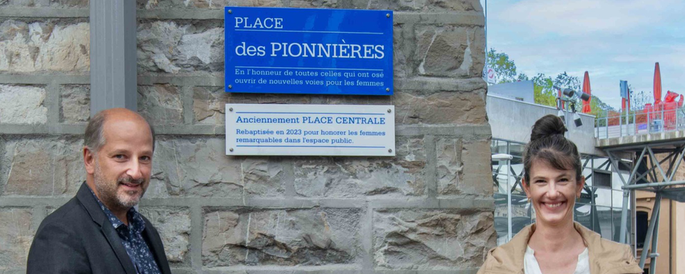 Le syndic Grégoire Junod et la conseillère municipale Florence Germond ont dévoilé la nouvelle plaque de la place des Pionnières, le 30 septembre 2023. [Ville de Lausanne - Mathlide Imesch]